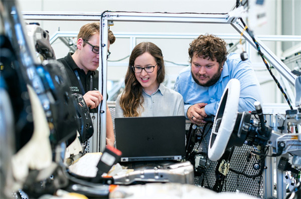 “車(chē)輪上的翻譯家”一百分翻譯為汽車(chē)行業(yè)提供成熟的語(yǔ)言解決方案